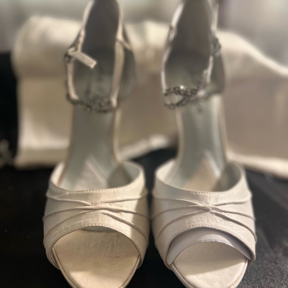 White silk closed back platform sandal - Picture 6 of 8